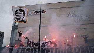 Болельщики в Марселе 3 октября выражают скорбь в связи с кончиной Бернара Тапи.
