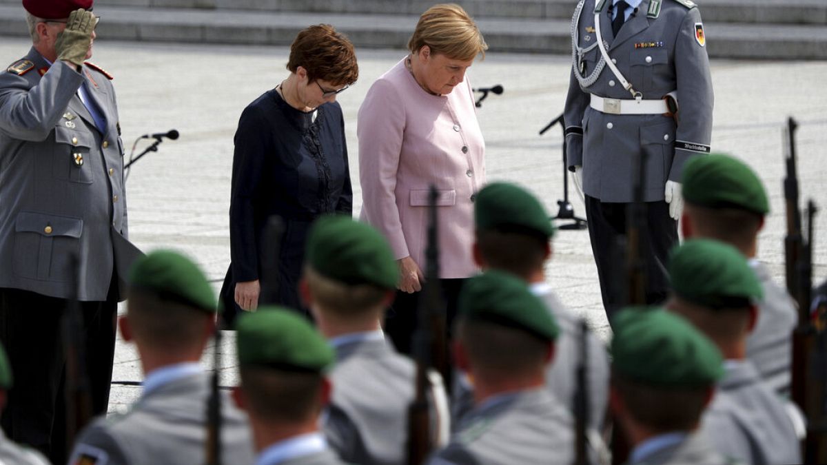 Angela Merkel und Annegret Kram-Karrenbauer mit Wachbataillon-Soldaten ARCHIV