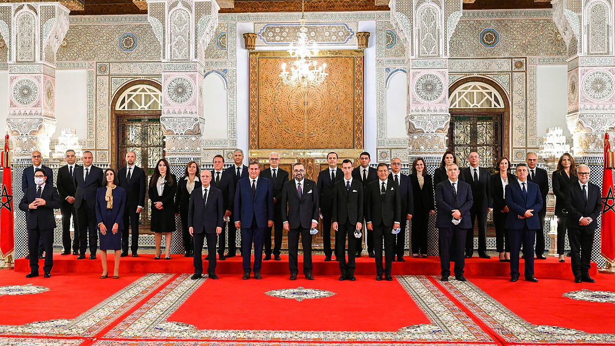 ملك المغرب محمد السادس يتوسط أعضاء الحكومة الجديدة في القصر الملكي في فاس. 2021/10/07