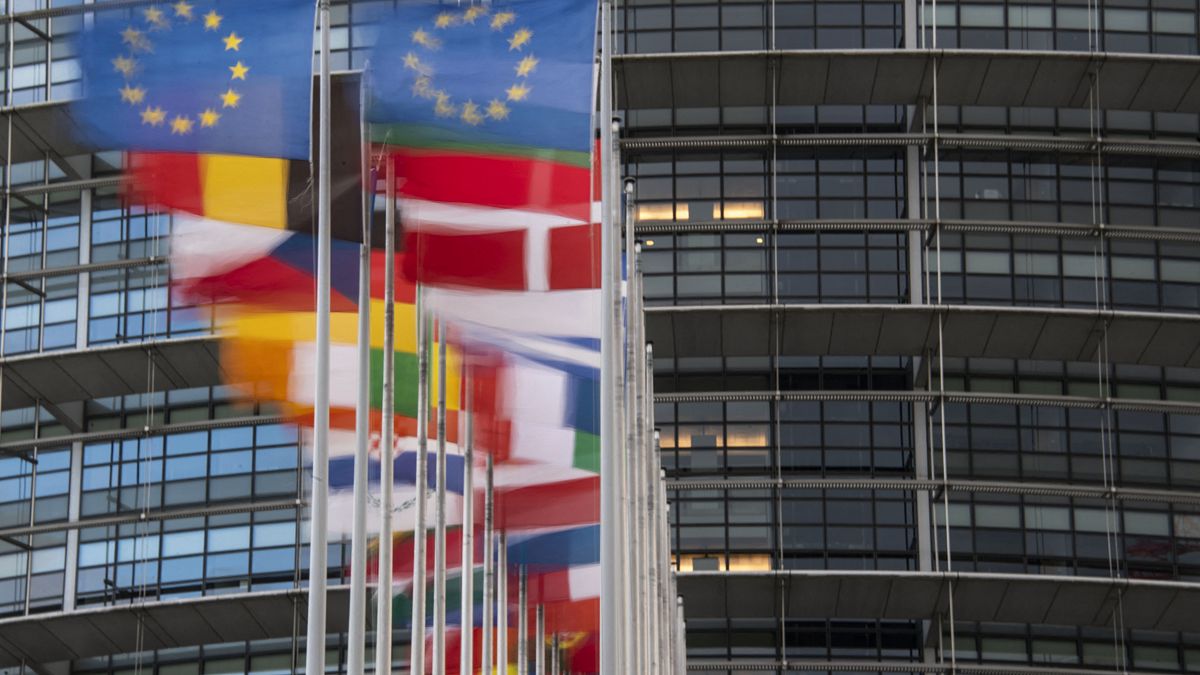 أعلام دول الاتحاد الأوروبي ترفرف أمام البرلمان الأوروبي في ستراسبورغ بشرق فرنسا.