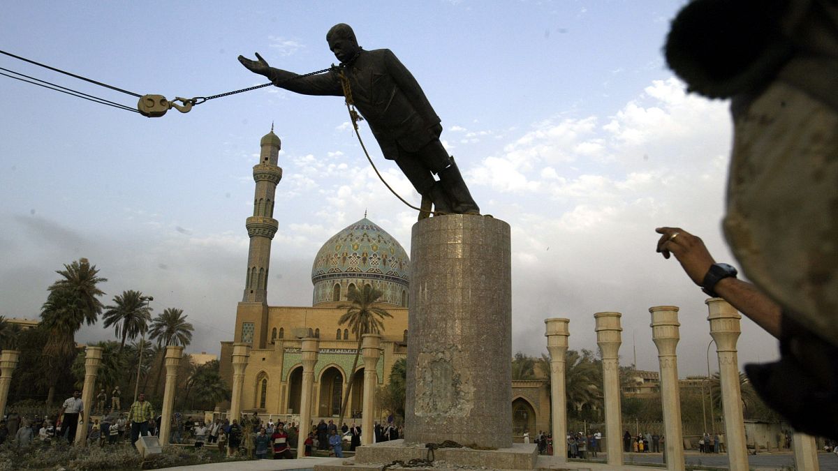 إسقاط تمثال الرئيس العراقي السابق صدام حسين في ساحة الفردوس بوسط بغداد في 9 أبريل 2003.