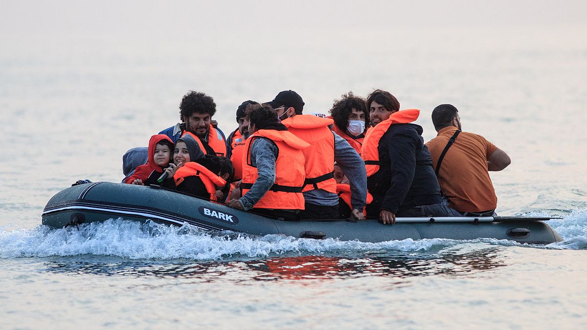   ویدئو؛ حرکت قایق پناهجویان به سوی بریتانیا در روز روشن زیر نگاه پلیس فرانسه