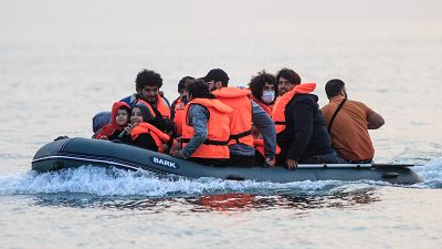 مهاجرون يعبورن قناة المانش بشكل غير قانوني من فرنسا إلى بريطانيا في 11 سبتمبر 2020.