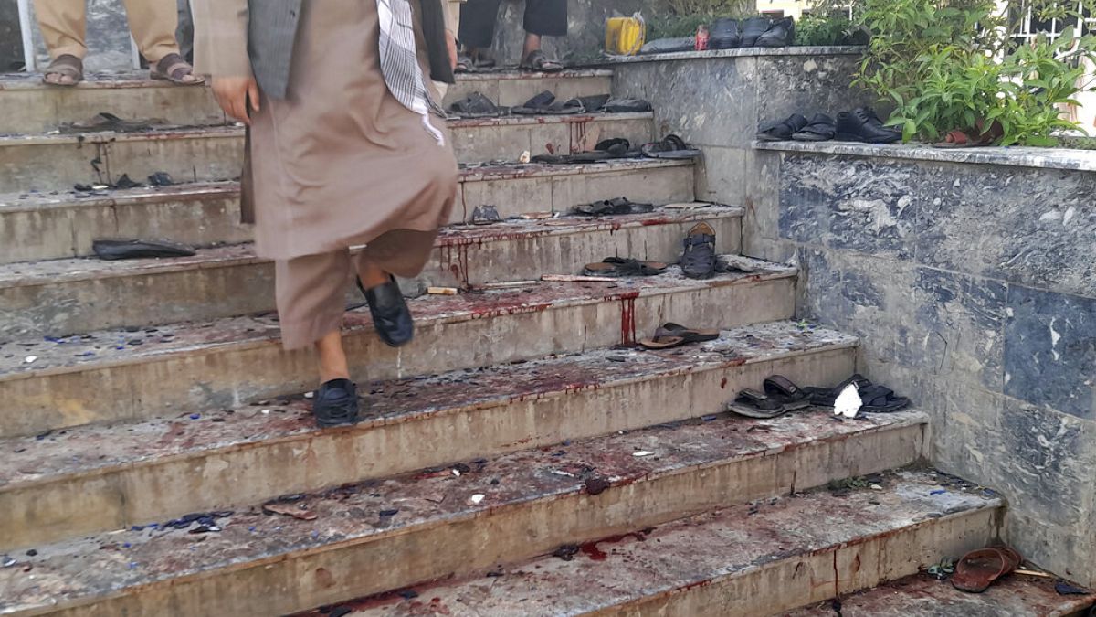 شاهد: تشييع قتلى الهجوم الانتحاري على مسجد قندوز في شمال شرق افغانستان