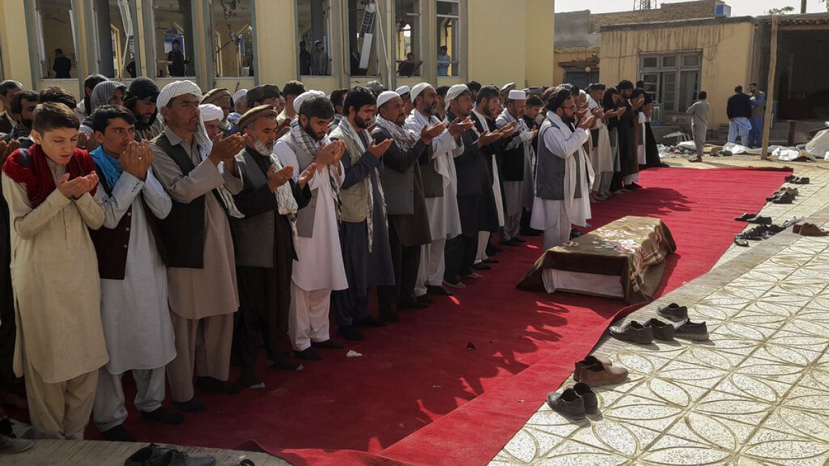 Funerais das vítimas da mesquita de Gozar-e-Sayed Abad, em Kunduz, no Afeganistão