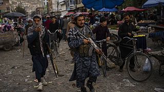 Afganistan'ın başkenti Kabil'de Taliban milisleri devriye gezerken.