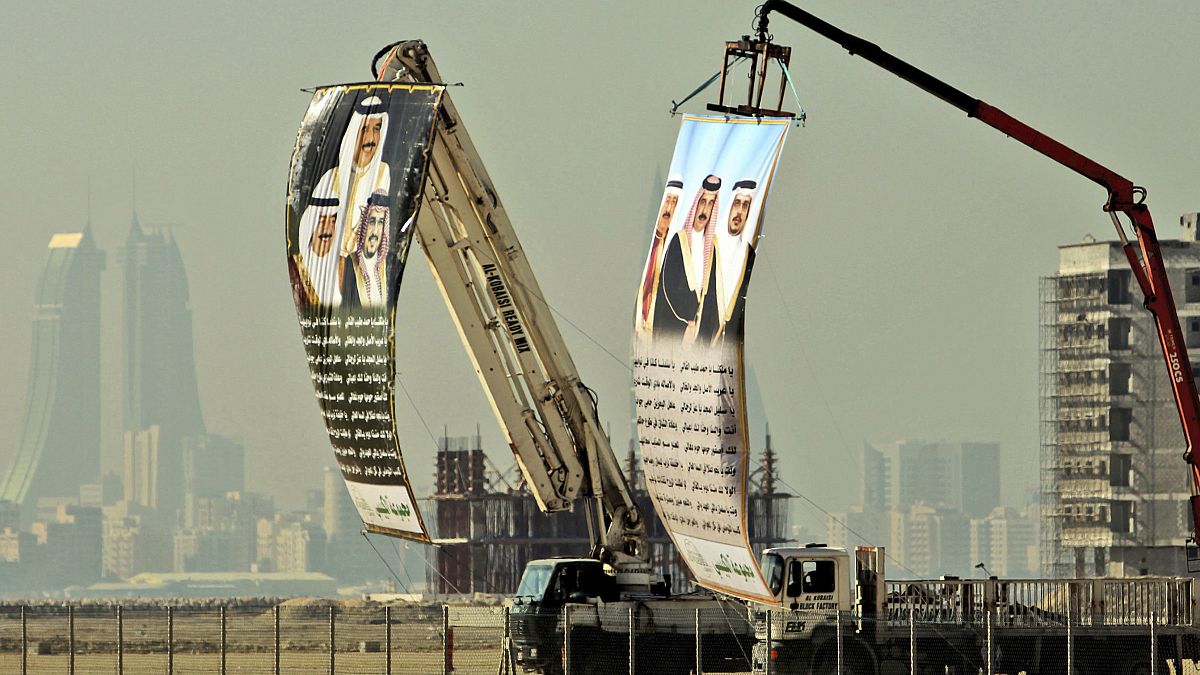 صور كبيرة لقادة مجلس التعاون لدول الخليج العربية مرفوعة في المحرق في مملكة البحرين. 2010/01/06