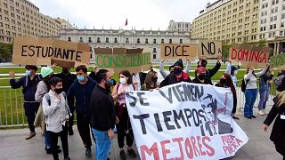 شاهد: احتجاجات بقبعات "البطريق" للمطالبة بمحاسبة رئيس تشيلي على خلفية "وثائق باندورا"