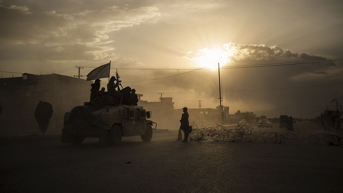 مقاتلو طالبان يركبون فوق عربة هامفي، أفغانستان ، الثلاثاء 21 سبتمبر 2021.