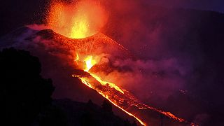 El volcán de Cumbre Vieja ha amanecido este lunes con una quinta boca en la isla de La Palma