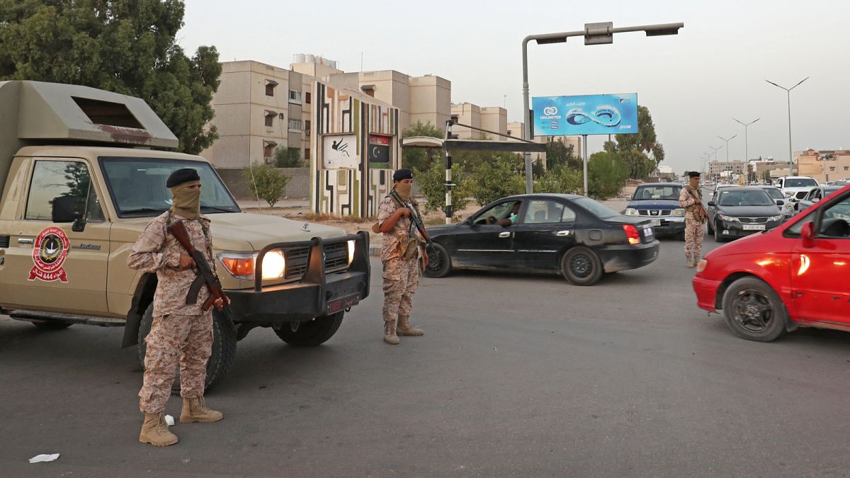 جنود ليبيون يقفون على حاجز في جنوب شرق العاصمة طرابلس.