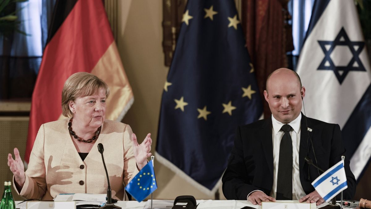 Angela Merkel német kancellár Naftali Bennett izraeli kormányfővel Jeruzsálemben