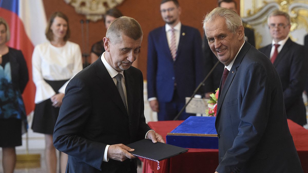 الرئيس التشيكي ميلوس زيمان يسلم شهادة التعيين لزعيم حزب "آنو" (نعم) أندريه بابيش. أرشيف.