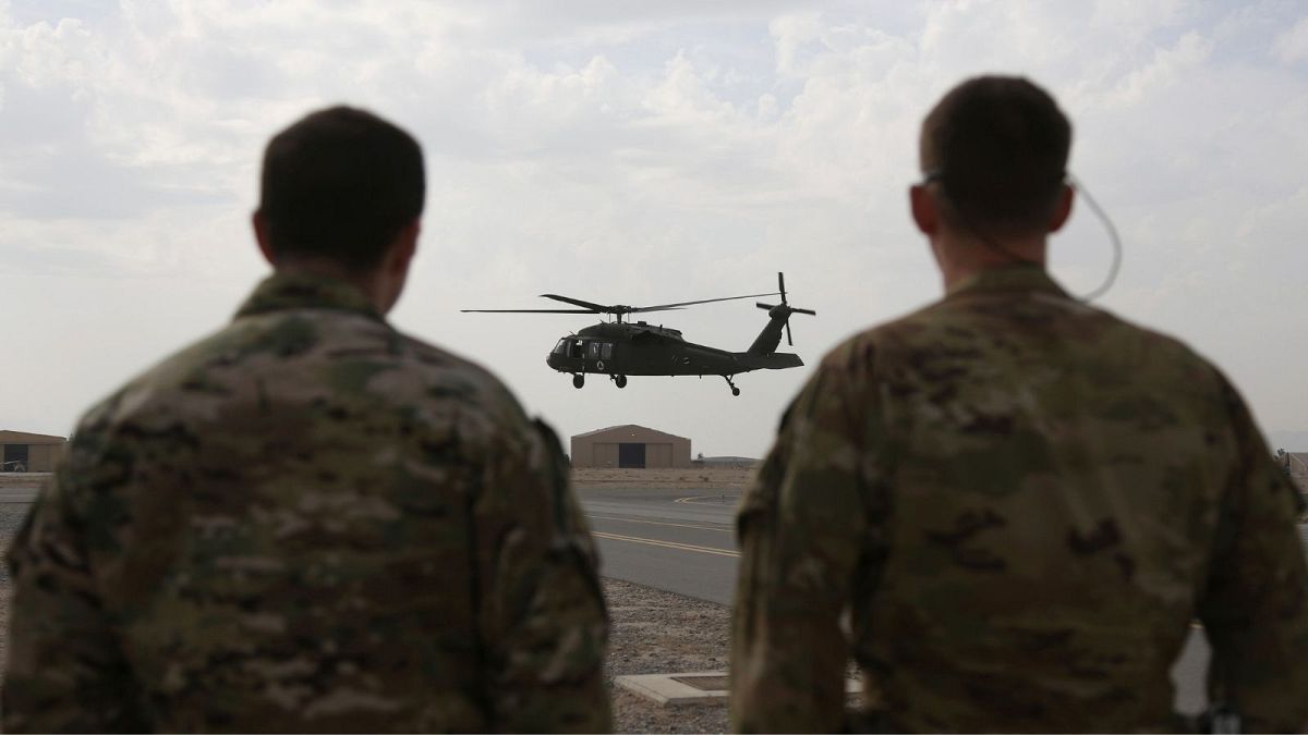 یک نیروی افغان همکار ناتو و مربی‌اش هنگام آموزش خلبانی