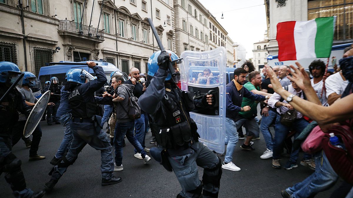 اشتباكات بين الشرطة والمتظاهرين خلال احتجاج ضد الشهادة الصحية في روما.