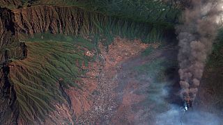 Schwefelgeruch über La Palma: Neuer Schlot spuckt Asche und Rauch