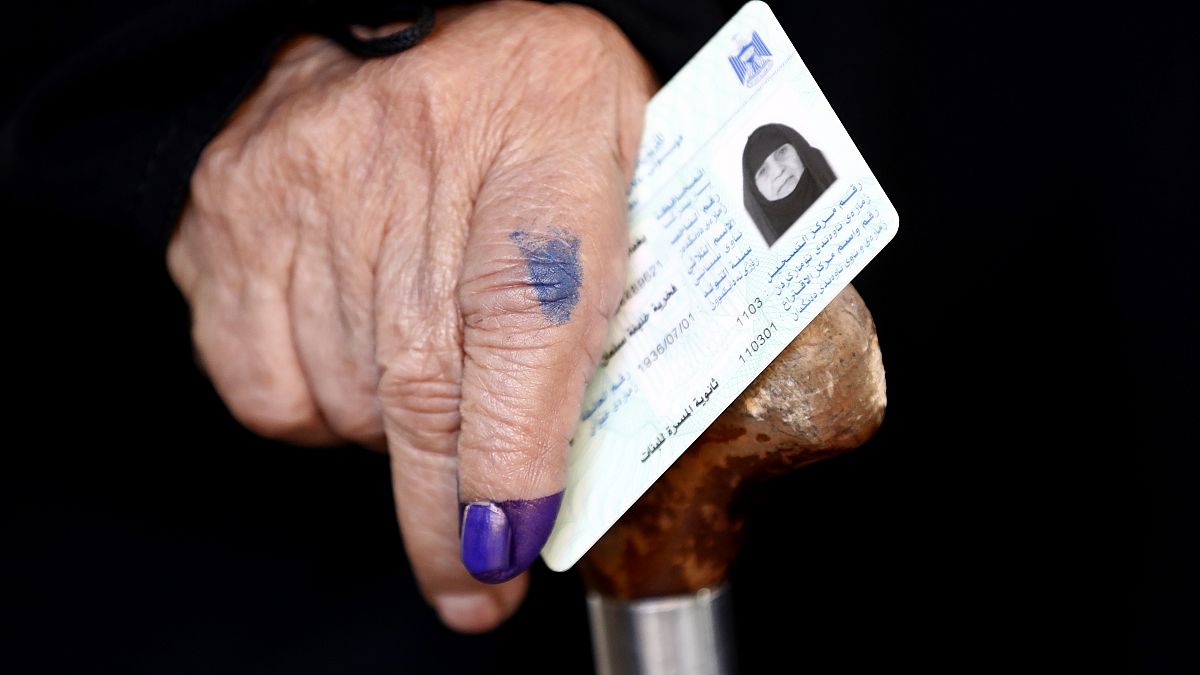 مسنة عراقية بعد الإدلاء بصوتها في بغداد 