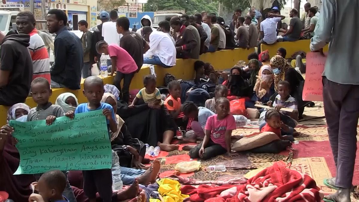 شاهد" المهاجرون في ليبيا يطالبون بترحيلهم إلى مكان آمن