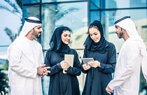 جوانان اماراتی در حال استفاده از فیس‌تایم