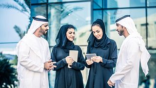 جوانان اماراتی در حال استفاده از فیس‌تایم