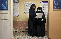 Deux femmes participant aux élections législatives irakiennes - Bagdad, le 10/10/2021