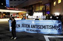 Almanya'da bir otelde ırkçı saldırıya uğrayan Yahudi müzisyene pankartla destek olan Museviler. (5 Ekim 2021)