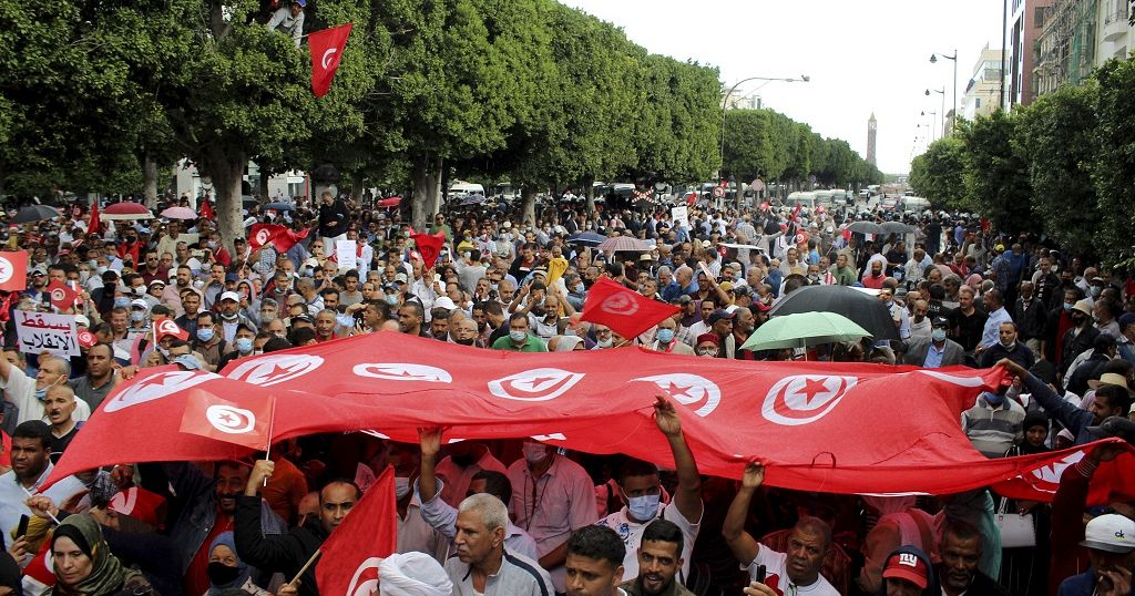 Tunisie: des manifestants contre le coup d'Etat du président