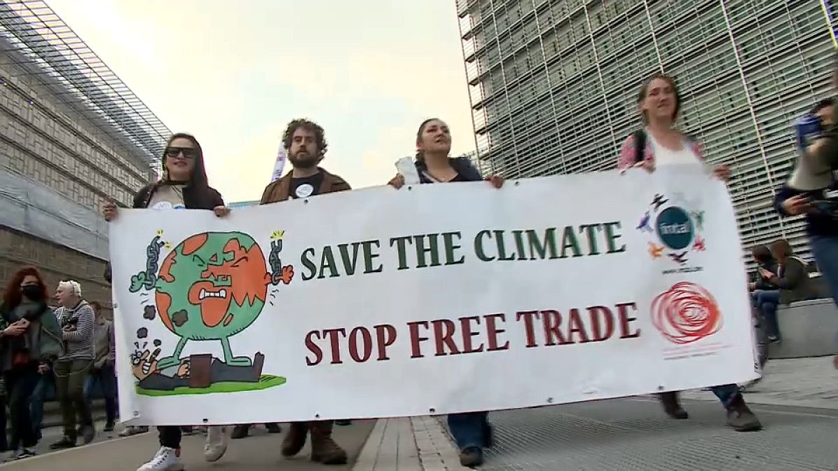 Klimamarsch in Brüssel: Tausende machen vor COP26 Druck