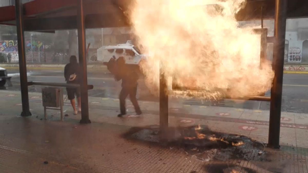 Un artefacto incendiario casero explota junto a una parada de autobús en el centro de Santiago de Chile.