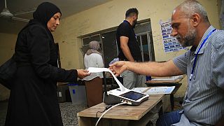 Irak'ın başkenti Bağdat'ta oy kullanan vatandaşlar.