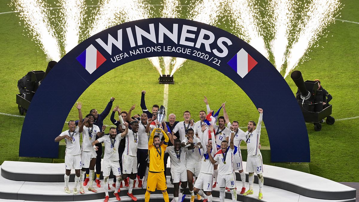 اللاعبون الفرنسيون مع كأسهم بعد هزيمة إسبانيا للفوز بمباراة كرة القدم النهائية لدوري الأمم الأوروبية UEFA في ملعب سان سيرو ، في ميلانو ، إيطاليا ، الأحد ، 10 أكتوبر ، 2021.