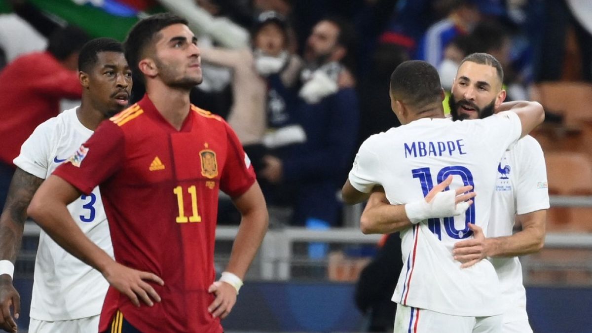 Benzema y Mbappé celebran la victoria francesa ante un decepcionado Ferrán Torres