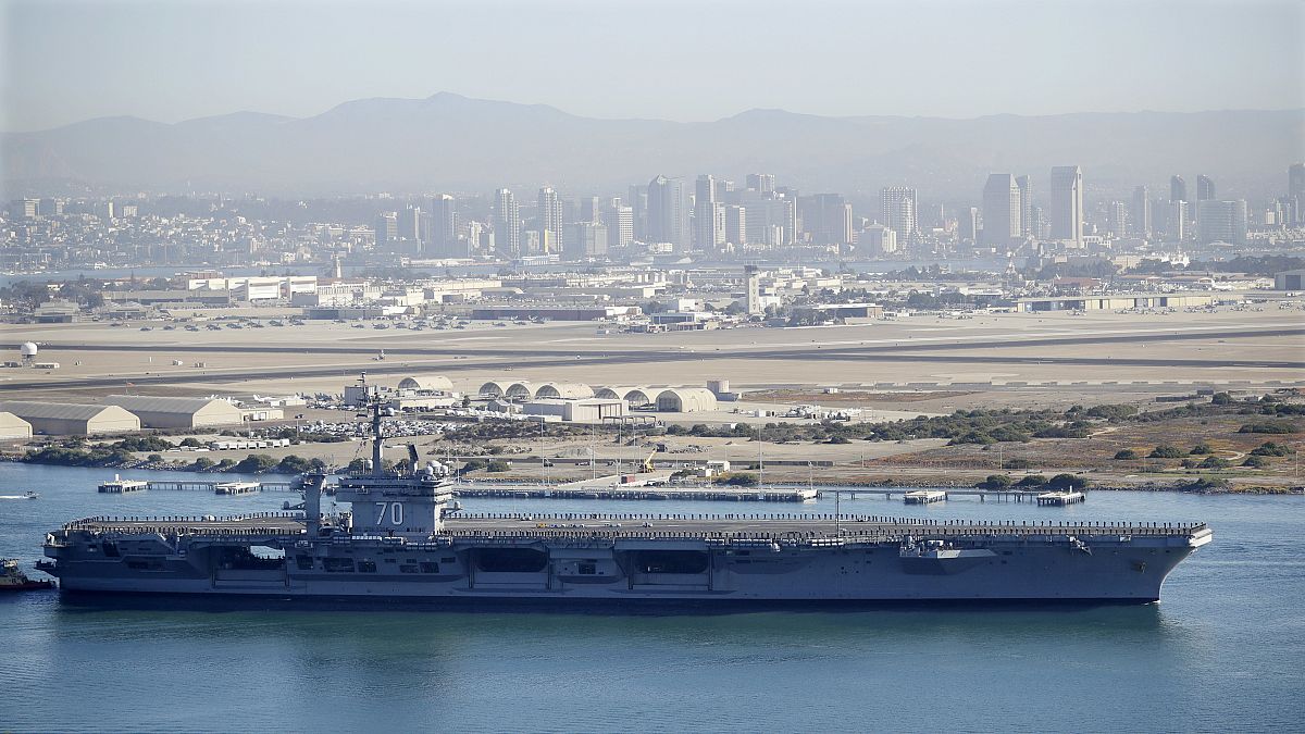حاملة الطائرات يو إس إس كارل فينسون التي تعمل بالطاقة النووية تغادر خليج سان دييغو. 2018/01/05
