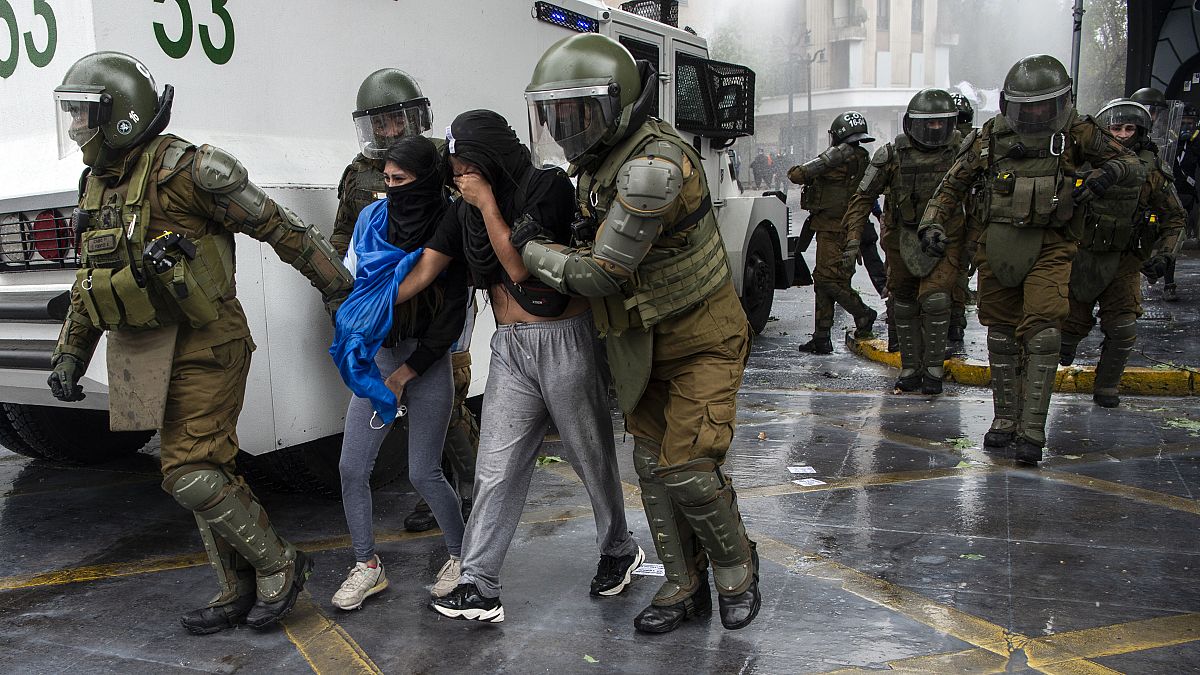 مواجهات في سانتياغو عاصمة تشيلي بين شرطة مكافحة الشغب ومتظاهرين من السكان الأصليين في البلاد، الأحد 10 تشرين الأول/أكتوبر 2021