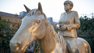 Angela Merkel'in at üstündeki heykeli açıldı