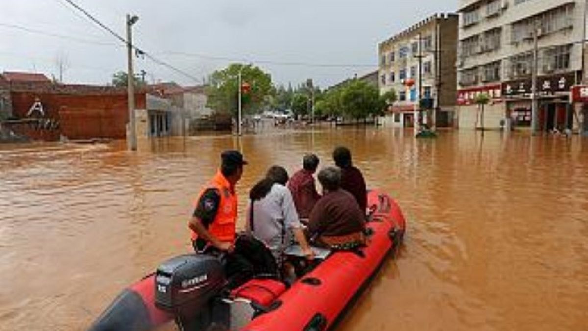 Наводнения в Китае: 120 000 эвакуированных