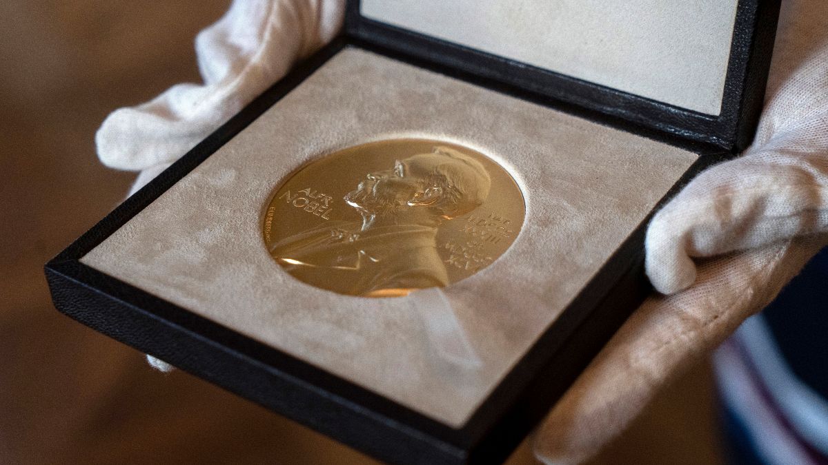 فوز الكندي ديفيد كارد والأميركي جوشوا أنغريست والأميركي الهولندي غيدو إمبنس بجائزة نوبل للاقتصاد
