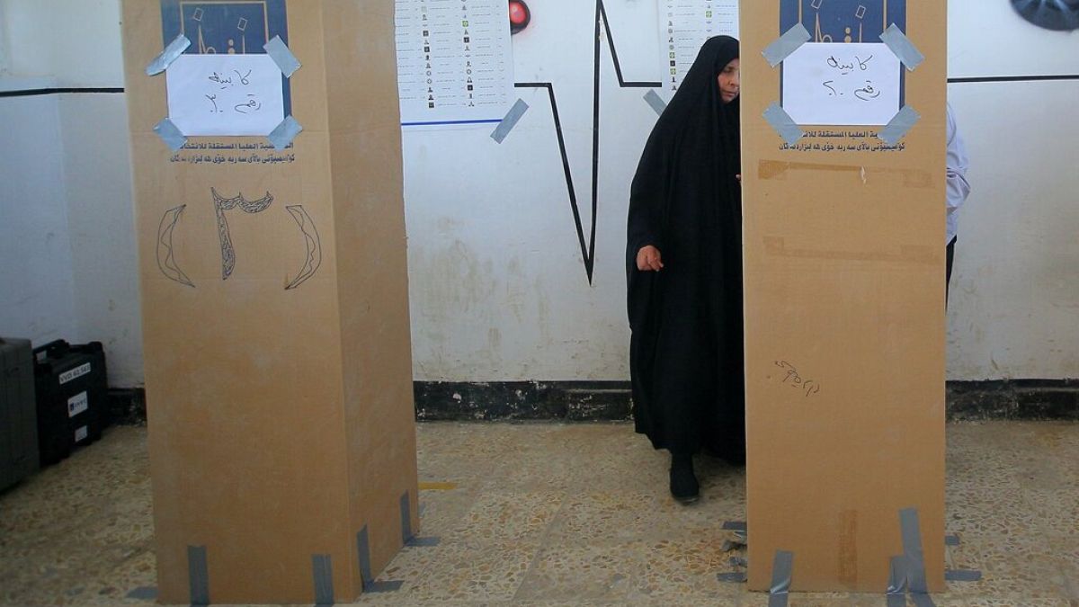 Eine Frau gibt in einem Wahllokal im irakischen Najaf ihre Stimme ab