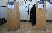 Eine Frau gibt in einem Wahllokal im irakischen Najaf ihre Stimme ab