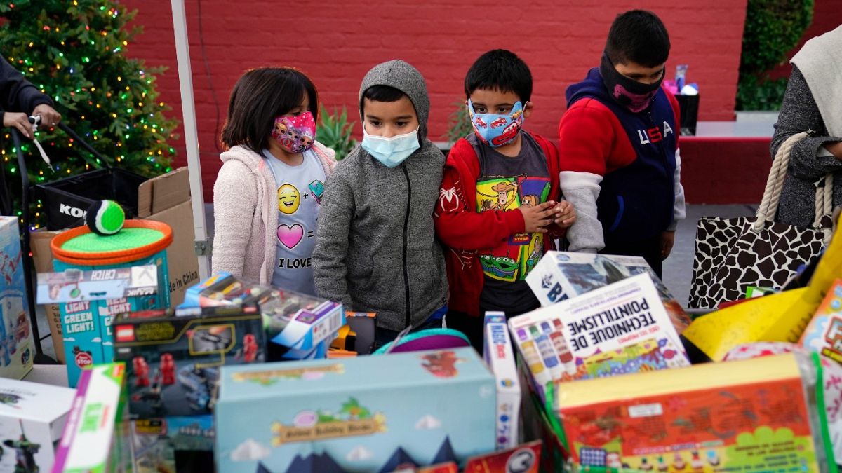 أطفال يختارون ألعابهم في حي لينكولن هايتس في لوس أنجلوس، الولايات المتحدة الأمريكية. 