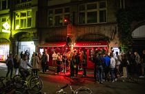 Daneses hacen cola para entrar en un club nocturno en Copenague. Desde el 1 de febrero no habrá restricciones en su interior