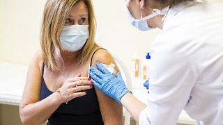 Oltás a Pfizer-BioNTech vakcinájának harmadik adagjával