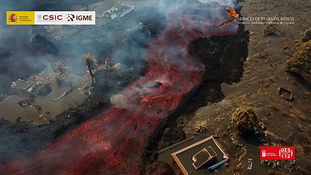 Lava flow drags down big rocks in La Palma