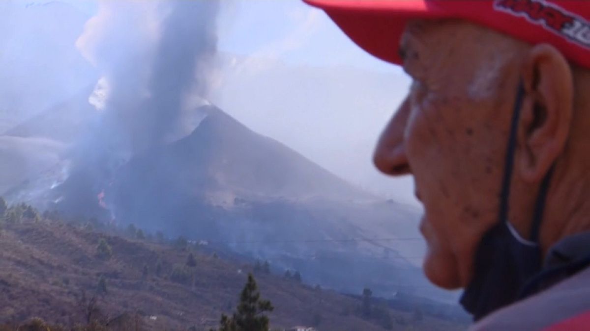 Isaac, un vecino de La Palma, observa cómo la lava se acerca a su casa