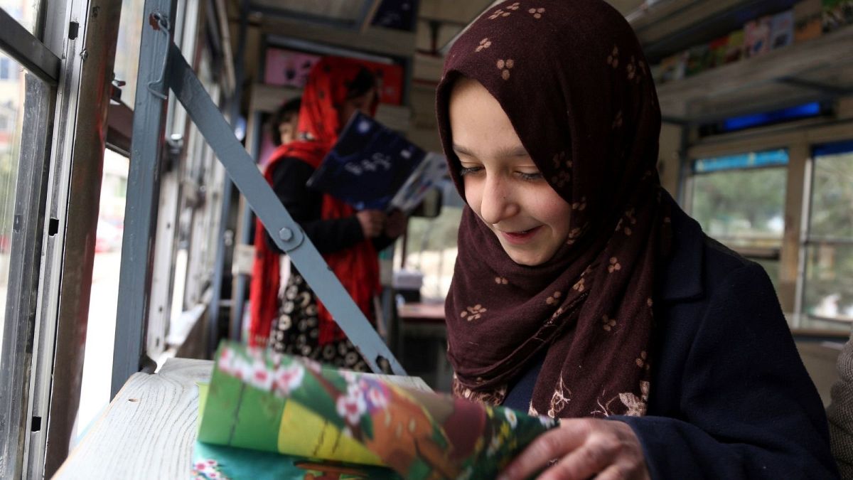 عکس آرشیوی از دختران افغان در کتابخانه‌ای سیار در کابل (سال ۲۰۱۸)