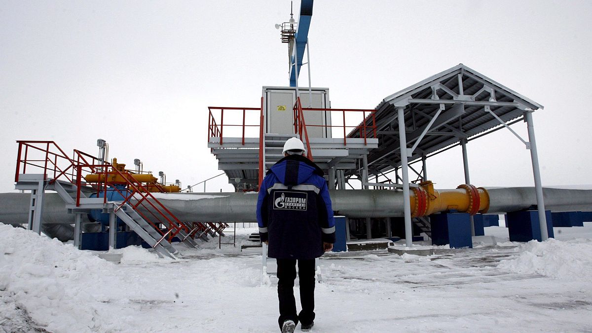 Orosz gázmunkás tart a gázvezeték felé