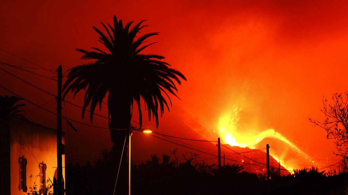 Le volcan continue de cracher de la lave, à l'aube, sur l'île de La Palma, Espagne, 10 octobre 2021.