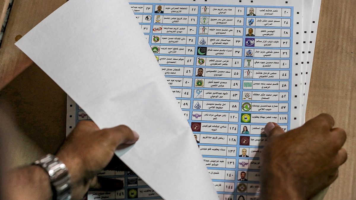 فرز الأصوات يديوياً في أحد مراكز الاقتراع للانتخابات البرلمانية العراقية 10 تشرين الأول/أكتوبر 2021