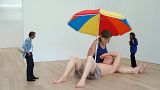 « Couple under an umbrella » sculpture by Ron Mueck