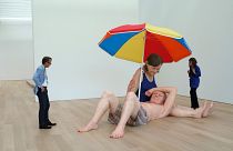 « Couple under an umbrella » sculpture by Ron Mueck